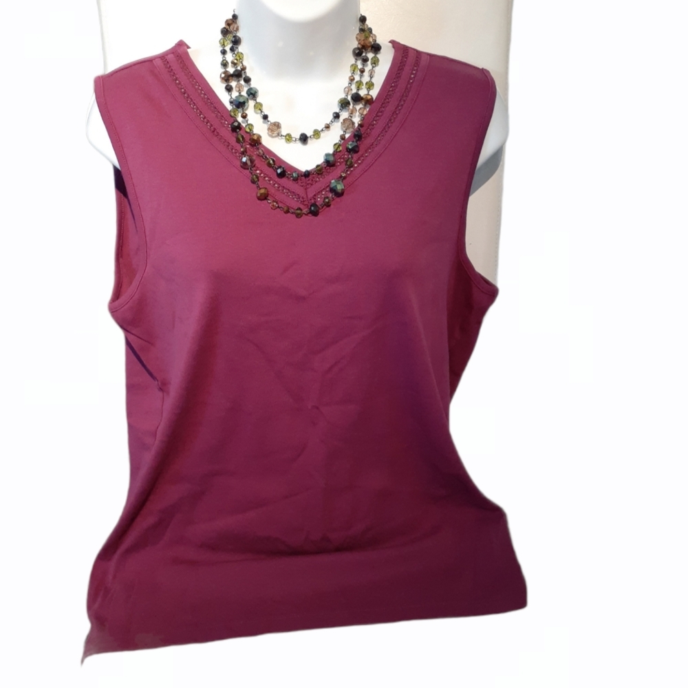 Segments  Woman top V neckline